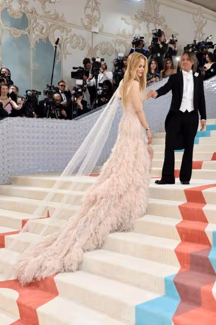 Met Gala:蔡徐坤拿扇子獲好評,宋慧喬公主切超美,賀聰眼妝搶鏡