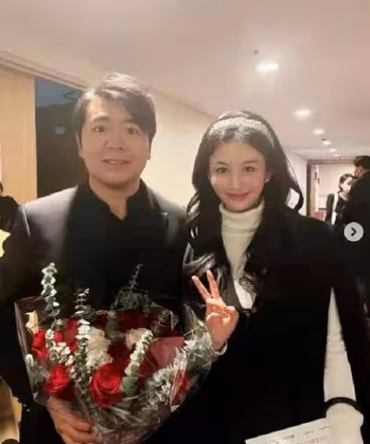 邱淑貞女兒參加郎朗演唱會！她與吉娜名人范進賢合影，美顏攻打媽媽