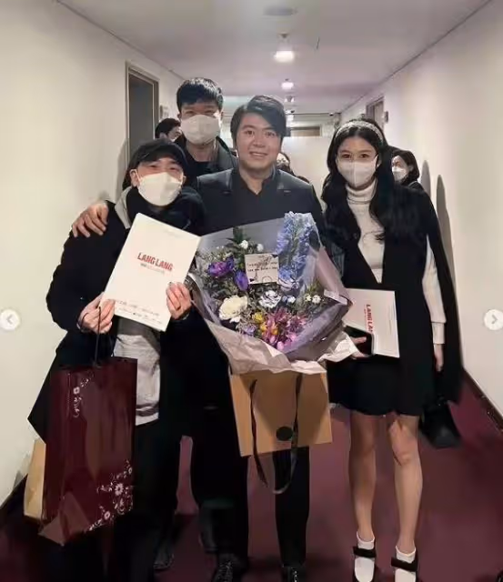 邱淑貞女兒參加郎朗演唱會！她與吉娜名人范進賢合影，美顏攻打媽媽