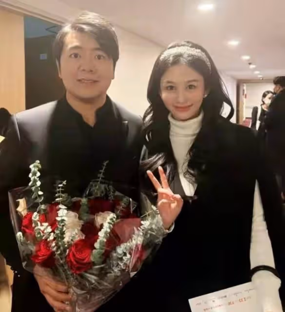 邱淑貞女兒參加郎朗演唱會！她與吉娜名人范進賢合影，美顏攻打媽媽