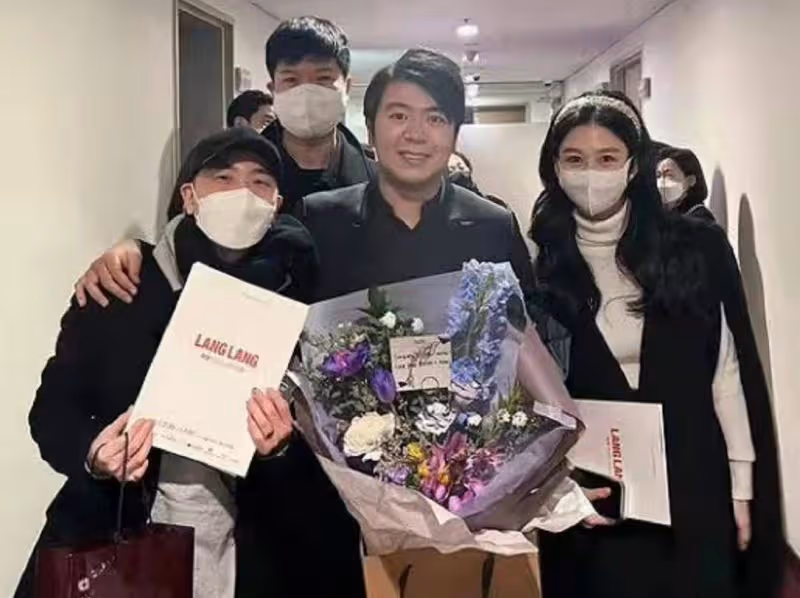 邱淑貞女兒參加郎朗演唱會！她與吉娜名人范進賢合影，美顏攻打媽媽