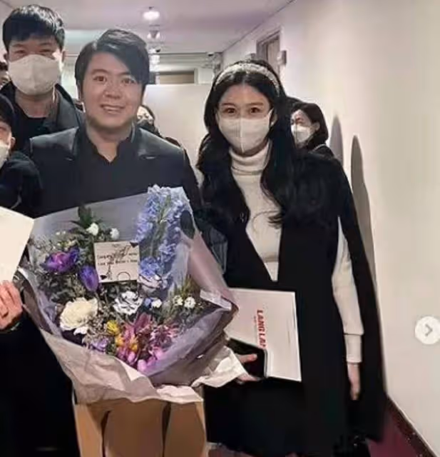邱淑貞女兒參加郎朗演唱會！她與吉娜名人范進賢合影，美顏攻打媽媽