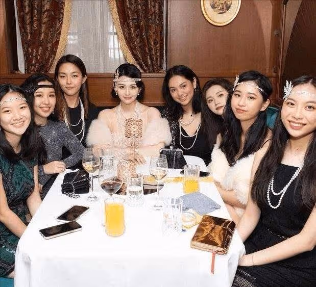 邱淑貞女兒參加郎朗演唱會！她與吉娜名人范進賢合影，美顏攻打媽媽