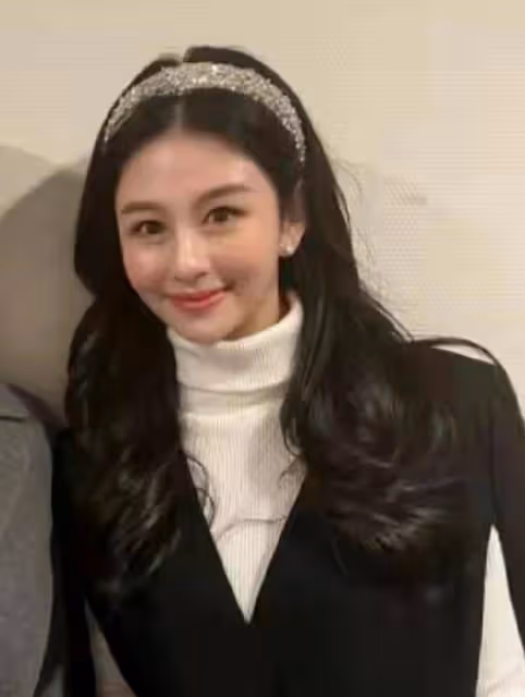 邱淑貞女兒參加郎朗演唱會！她與吉娜名人范進賢合影，美顏攻打媽媽