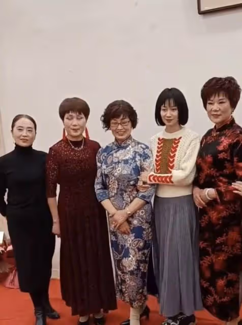 倪虹潔剪短了頭髮，留著直劉海，她終於明白，髮型決定氣質