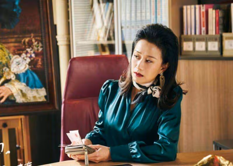 倪虹潔剪短了頭髮，留著直劉海，她終於明白，髮型決定氣質