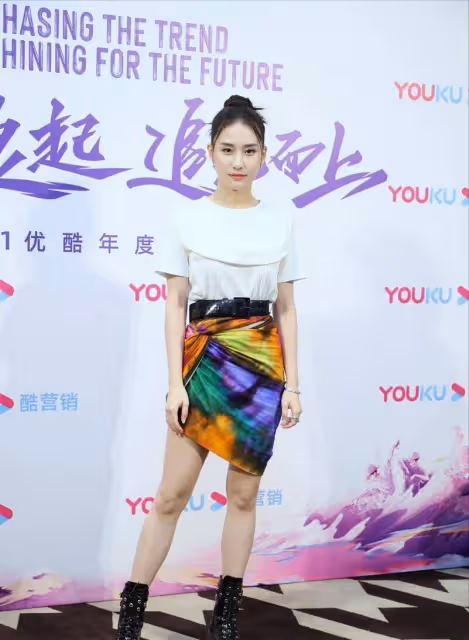 何超蓮楊超越穿同款裙子，更能看出不同，有錢人家真的不一樣