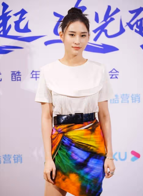 何超蓮楊超越穿同款裙子，更能看出不同，有錢人家真的不一樣
