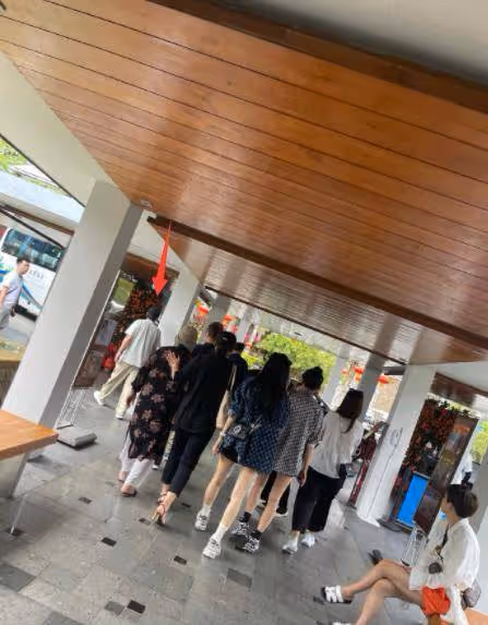 沈騰祖孫三代三亞度假，妻子奶奶風打扮比丈夫還壯碩，兒子大變樣