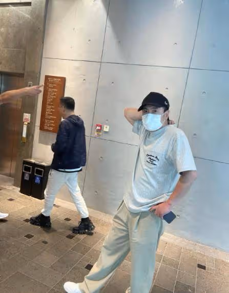 沈騰祖孫三代三亞度假，妻子奶奶風打扮比丈夫還壯碩，兒子大變樣
