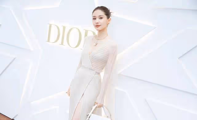 王子文身材二次發育？他身穿一坐下就會滑落的開叉袍裙