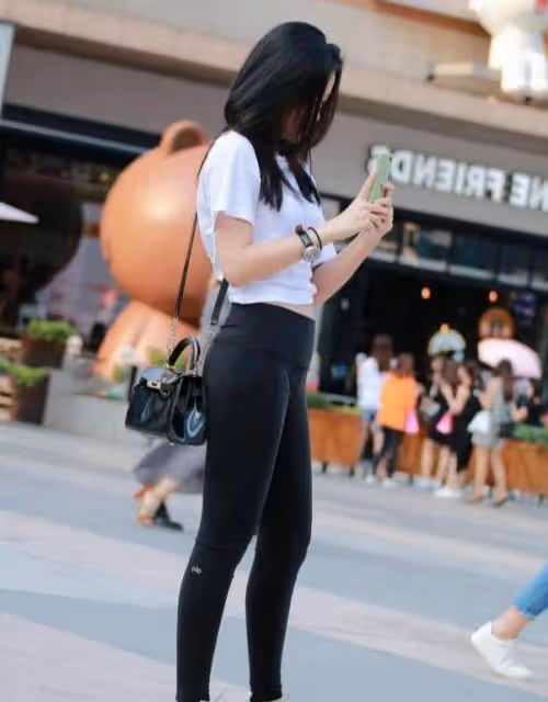 美女小姐姐穿簡約上衣打底褲顯瘦又優雅