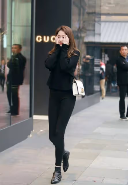 美女小姐姐穿簡約上衣打底褲顯瘦又優雅