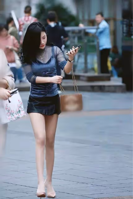 美女小姐姐穿簡約上衣打底褲顯瘦又優雅