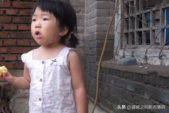 兩個女兒接連失蹤,8年沒找到,婆婆臨終指指牆,俺才知當年實情
