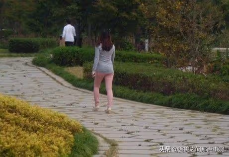 妻子賭氣回娘家,一個月丈夫都不來接,悄悄回屋推開門,樂了