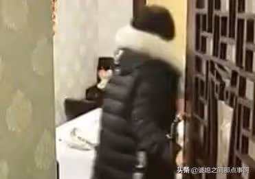 妻子賭氣回娘家,一個月丈夫都不來接,悄悄回屋推開門,樂了