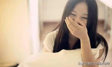 妻子賭氣回娘家,一個月丈夫都不來接,悄悄回屋推開門,樂了