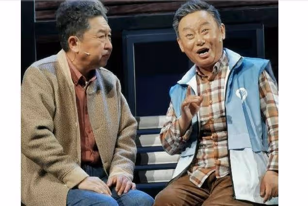 52歲還能被師父惦念,石富寬現身於謙話劇現場,馬未都作陪