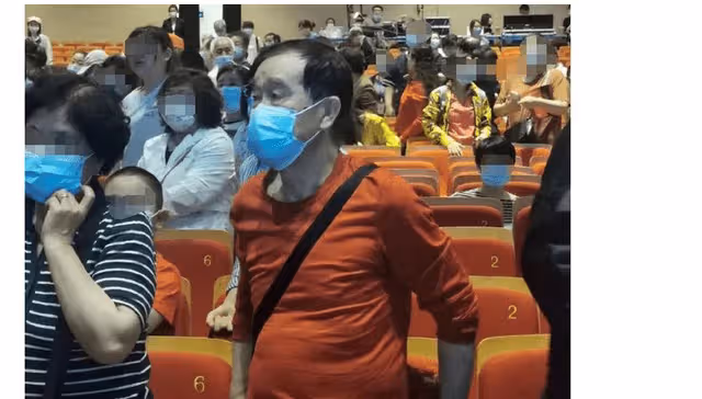 52歲還能被師父惦念,石富寬現身於謙話劇現場,馬未都作陪