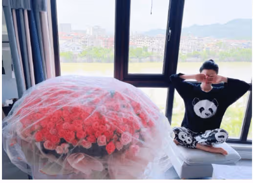 劉翔前妻葛天曬巨型玫瑰,橫店拍戲古裝造型美到爆,皮膚白到發光