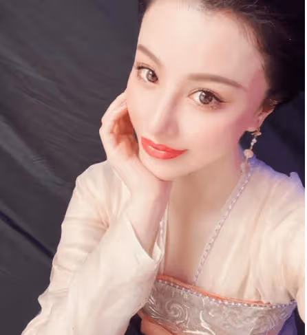 劉翔前妻葛天曬巨型玫瑰,橫店拍戲古裝造型美到爆,皮膚白到發光