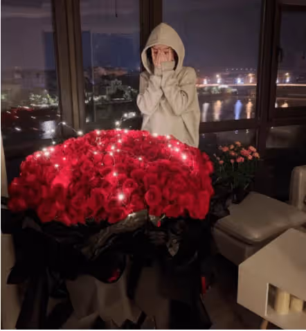 劉翔前妻葛天曬巨型玫瑰，橫店拍戲古裝造型美到爆，皮膚白到發光