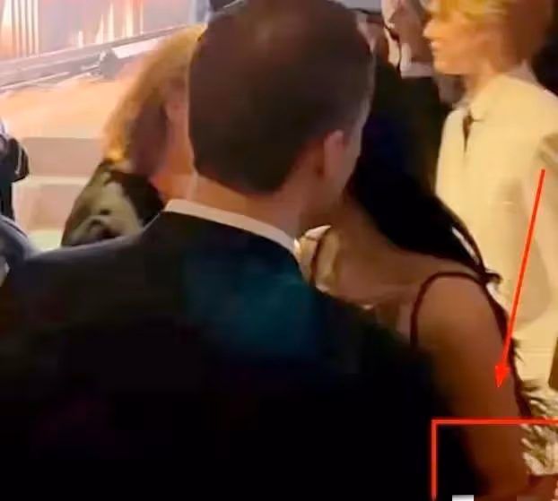 楊穎:和外國男子貼面熱聊,疑被揩油卻毫無反應,單身的她放開了