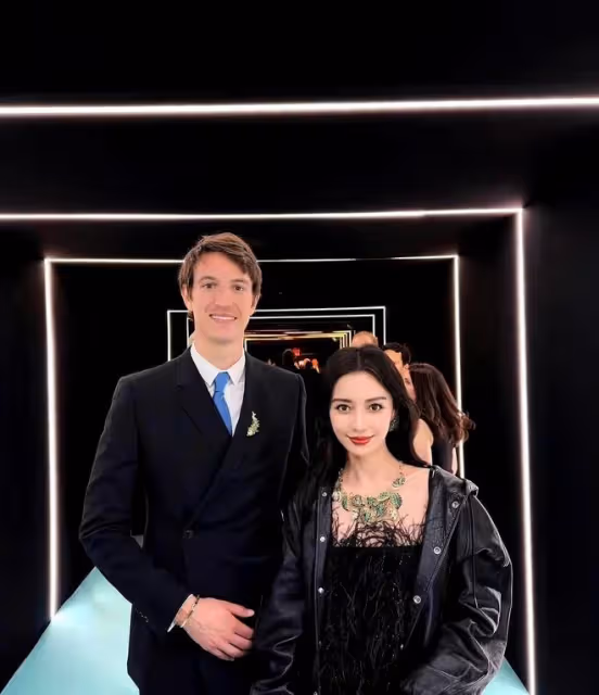 楊穎:和外國男子貼面熱聊,疑被揩油卻毫無反應,單身的她放開了