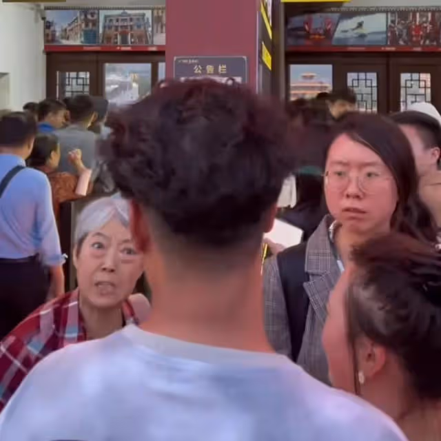 插隊母女後續!網友花5萬將其推上熱搜,全國都知道她們不好惹了