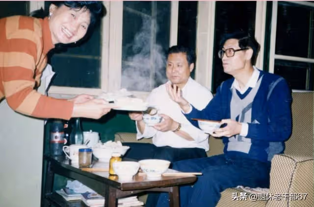 一起同甘共苦!高中同窗好友「在我家吃住三年」如今事業有成 再次與他見面「心全涼了」