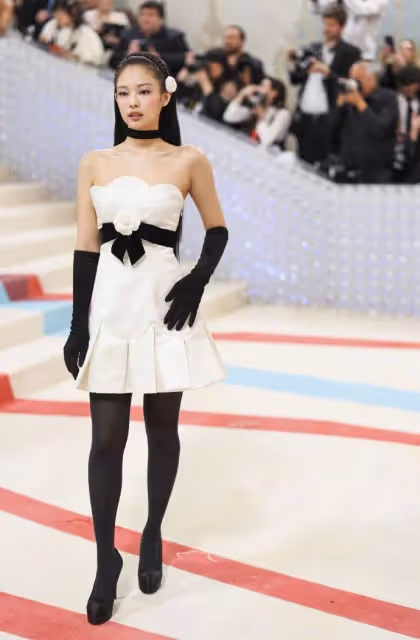 42歲宋慧喬和27歲Jennie同框,成為時尚焦點!