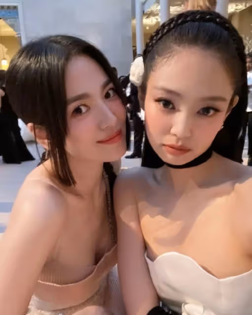 42歲宋慧喬和27歲Jennie同框,成為時尚焦點!
