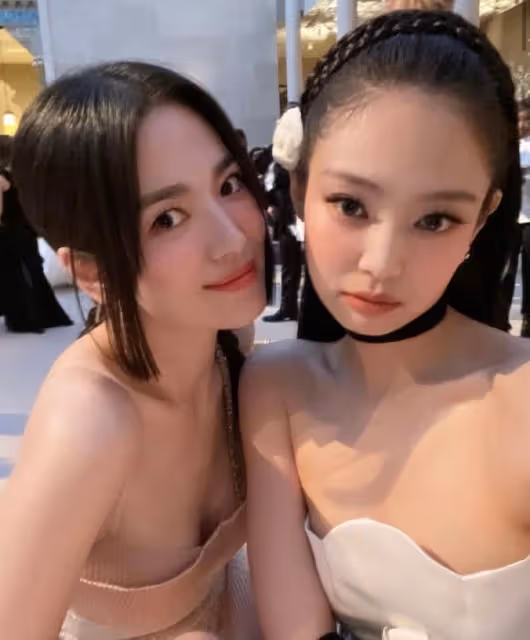 BLACKPINK Jennie時尚活動大放異彩，宋慧喬Jennie同框引關注！