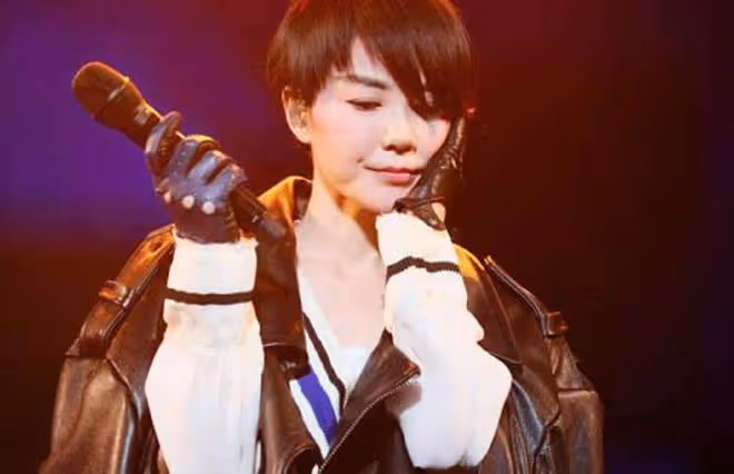 竇唯21歲小女兒登台演出!酷勁十足被指像王菲,媽媽曾小三上位