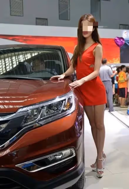 車模穿著清涼遭人低位拍攝,一句:你媽媽不是女的,網友反應亮了