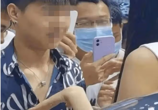 車模穿著清涼遭人低位拍攝,一句:你媽媽不是女的,網友反應亮了