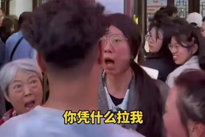 插隊女最新發聲:一個妙齡少女被無故拉扯,連說話的權利都沒有嗎