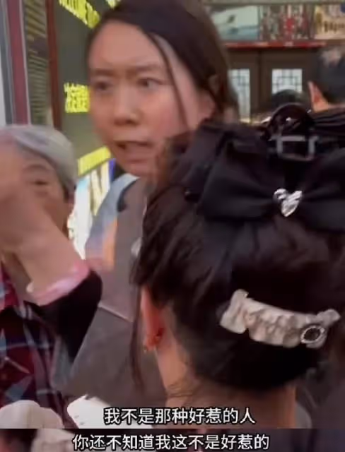 插隊女最新發聲:一個妙齡少女被無故拉扯,連說話的權利都沒有嗎