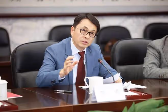 河南富豪坐擁數百億,管理數千億投資基金,妻子卻只開一台豐田車