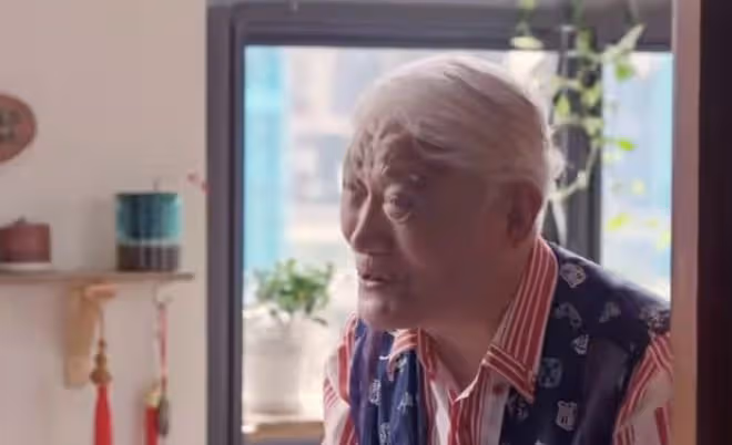央視主持人到養老院探望牛犇!87歲戲骨吃雪糕胃口好,兒子罕露面