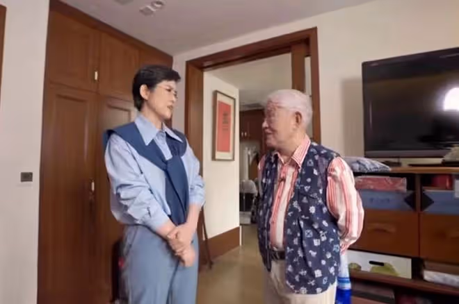 央視主持人到養老院探望牛犇!87歲戲骨吃雪糕胃口好,兒子罕露面