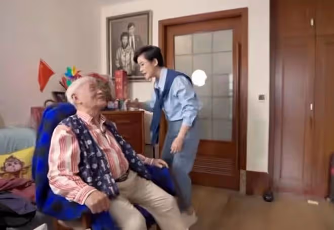 央視主持人到養老院探望牛犇!87歲戲骨吃雪糕胃口好,兒子罕露面