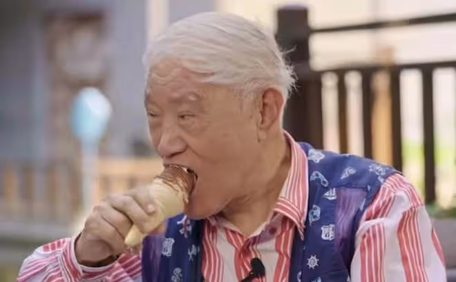 央視主持人到養老院探望牛犇!87歲戲骨吃雪糕胃口好,兒子罕露面
