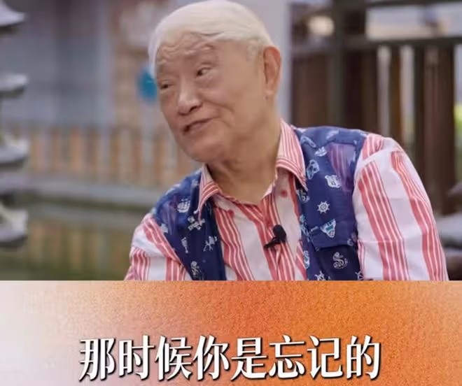 央視主持人到養老院探望牛犇!87歲戲骨吃雪糕胃口好,兒子罕露面