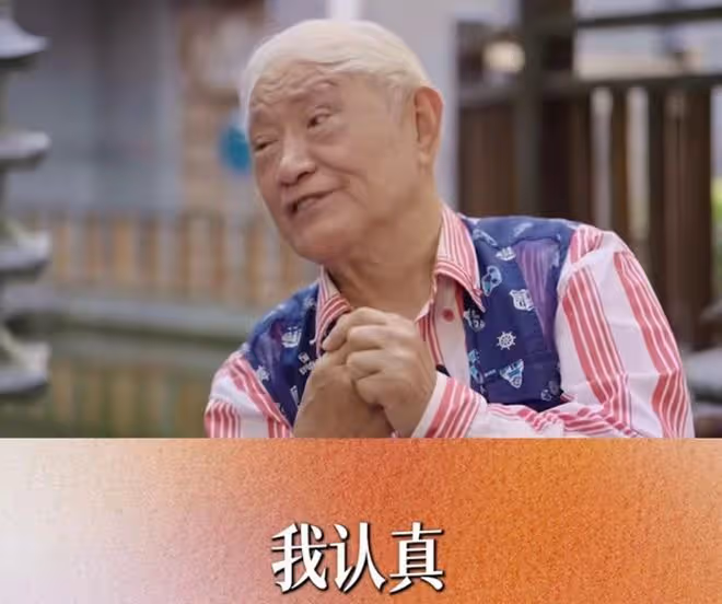 央視主持人到養老院探望牛犇!87歲戲骨吃雪糕胃口好,兒子罕露面