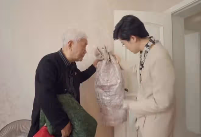 央視主持人到養老院探望牛犇!87歲戲骨吃雪糕胃口好,兒子罕露面
