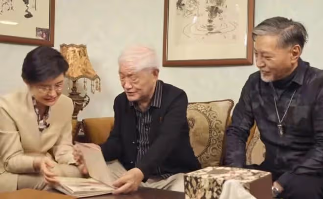 央視主持人到養老院探望牛犇!87歲戲骨吃雪糕胃口好,兒子罕露面