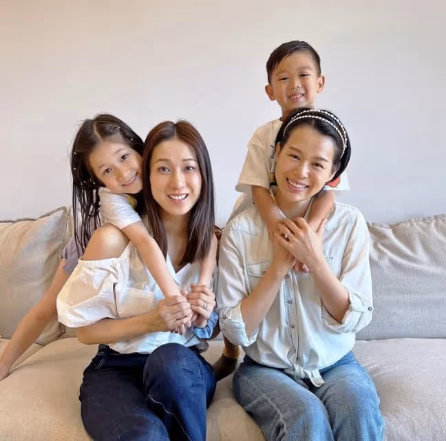 鍾嘉欣返港和胡杏兒聚會！2個媽媽6個娃，8人同框溫馨熱鬧陣仗大