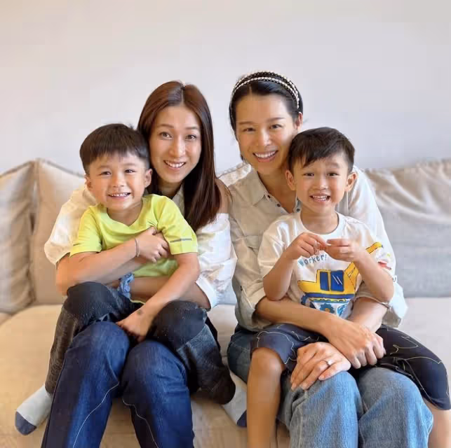 鍾嘉欣返港和胡杏兒聚會！2個媽媽6個娃，8人同框溫馨熱鬧陣仗大